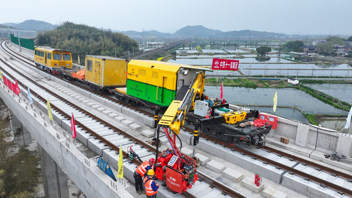 YHG-1200Q新能源多场景闪光焊轨机焊轨作业现场。