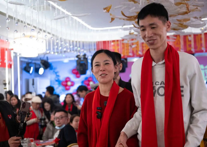 李林、李鑫姐弟俩在团圆宴上。新华社记者 肖艺九 摄