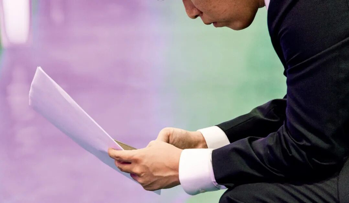 2025年9月25日，韩国城南市的一场招聘会上，一名求职者在为面试做准备。图/视觉中国