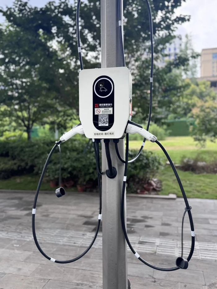 正待使用的路侧充电桩