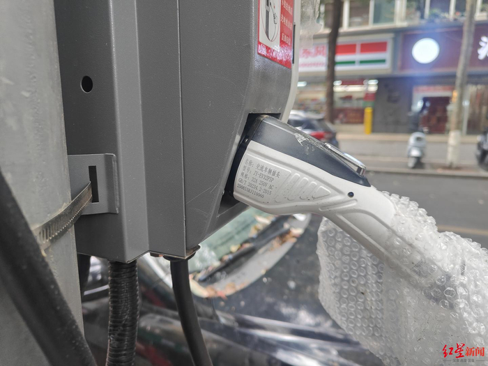 正待使用的路侧充电桩