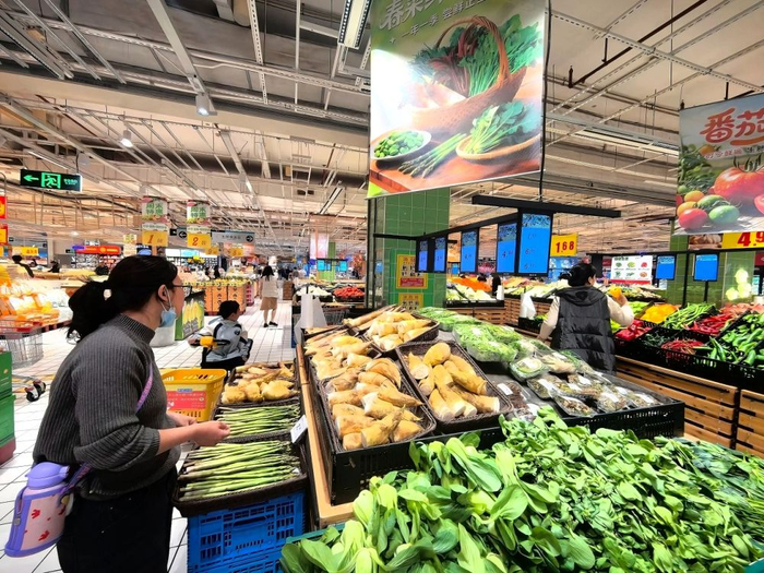 厦门市民在一家商超选购春菜。新华社发（吴佳 摄）