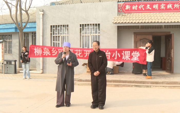 马慧娟（左一）在农家小院向群众宣讲全国两会精神。