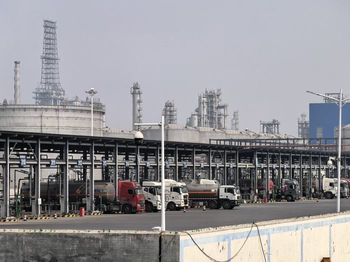 山东某地炼企业装卸平台 图片来源：每经记者 彭斐 摄