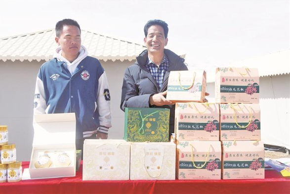 在尖扎县举办的徒步大赛活动中，村民智华向观众推介自家种植的花椒。