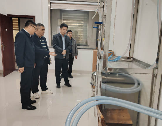 （在市计量所调研）