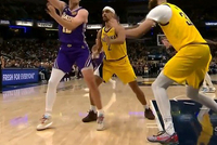 神来之笔！里夫斯圆月弯刀写意妙传 海斯一飞冲天空接暴扣