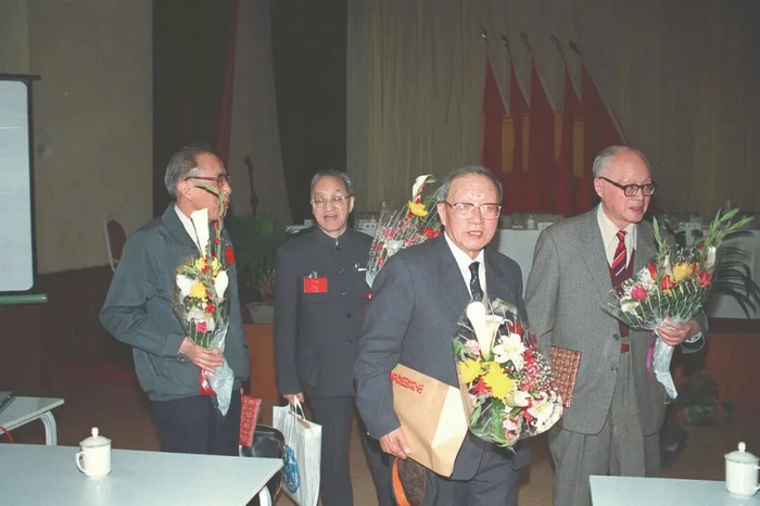 △1991年4月25日，王淦昌、王大珩、杨嘉墀、陈芳允（右起）获得“863”计划荣誉证书。