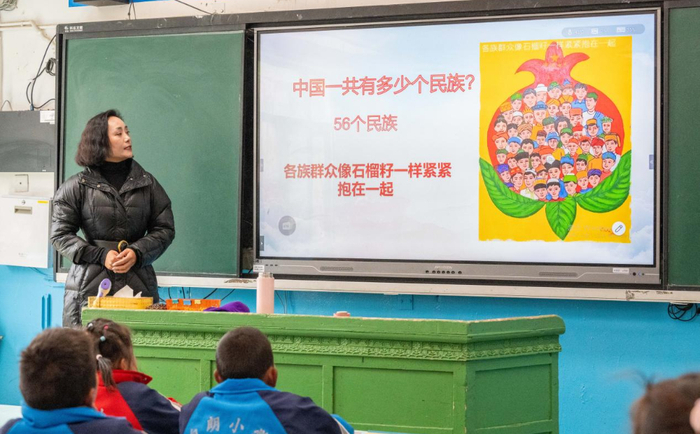 3月24日，西藏日喀则市白朗县小学学生在上民族团结校本课程。新华网发 旦增努布 摄