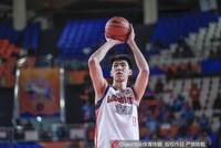 高效二人组！陈国豪半场4中3拿下7分1助 徐昕3中3贡献6分2板