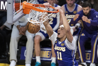 拉拉维亚抢断 詹姆斯仙人指路助飞海斯 湖人开场先声夺人