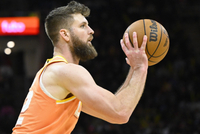 骑士背靠背迎战热火 迪恩·韦德热身时右脚踝扭伤将缺席比赛