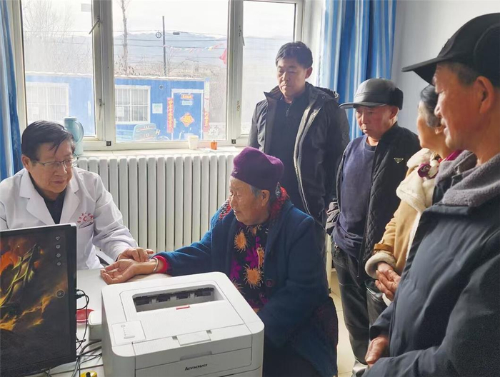 兴和县乡镇卫生院医生接诊（资料图）