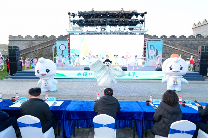 “苏超”吉祥物“苏嘟嘟”、扬州“鹅嘟嘟”与“水韵江苏”吉祥物“苏苏”(央广网发 江苏省文旅厅供图)