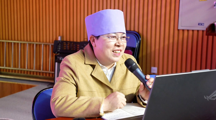 马慧娟在宣讲全国两会精神。