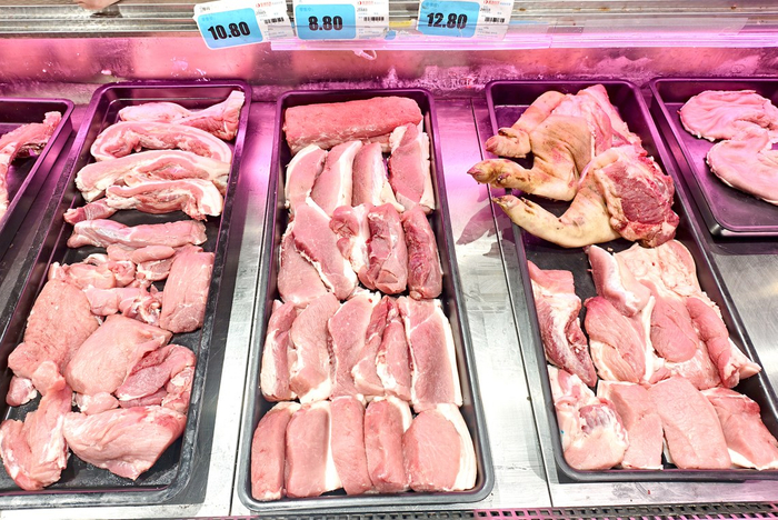     超市展柜上各部位猪肉摆放整齐。    本报记者宋延康 摄