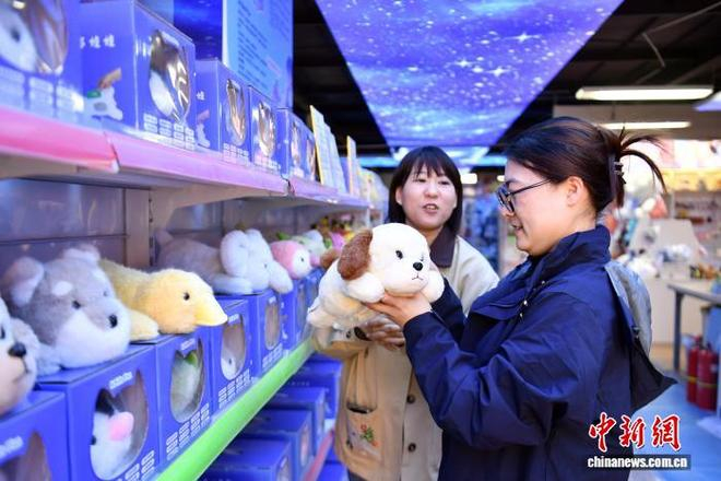  3月25日，河北雄安新区容城县轻纺城河北海发玩具有限公司内，顾客正在挑选AI玩具。中新社记者 韩冰 摄