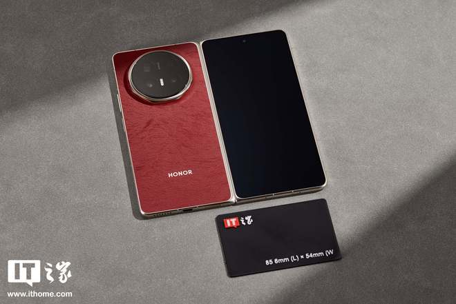 ▲ IT之家开箱：荣耀 Magic V6 “赤兔红”实拍