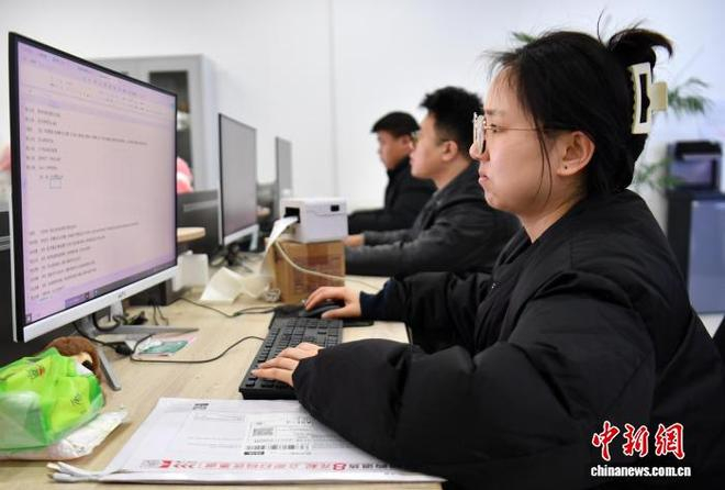  3月25日，河北雄安新区容城县轻纺城河北海发玩具有限公司内，工作人员正在编写代码。中新社记者 韩冰 摄