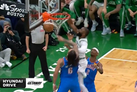 这身体这弹速！杰伦·布朗转身一步垫起 单臂隔扣杰林威！