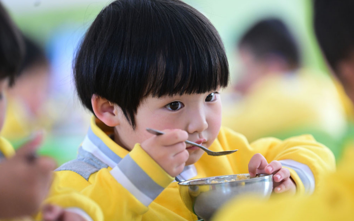 ▲在青海省海北藏族自治州祁连县扎麻什乡中心幼儿园，小朋友在园内吃午饭。图/新华社