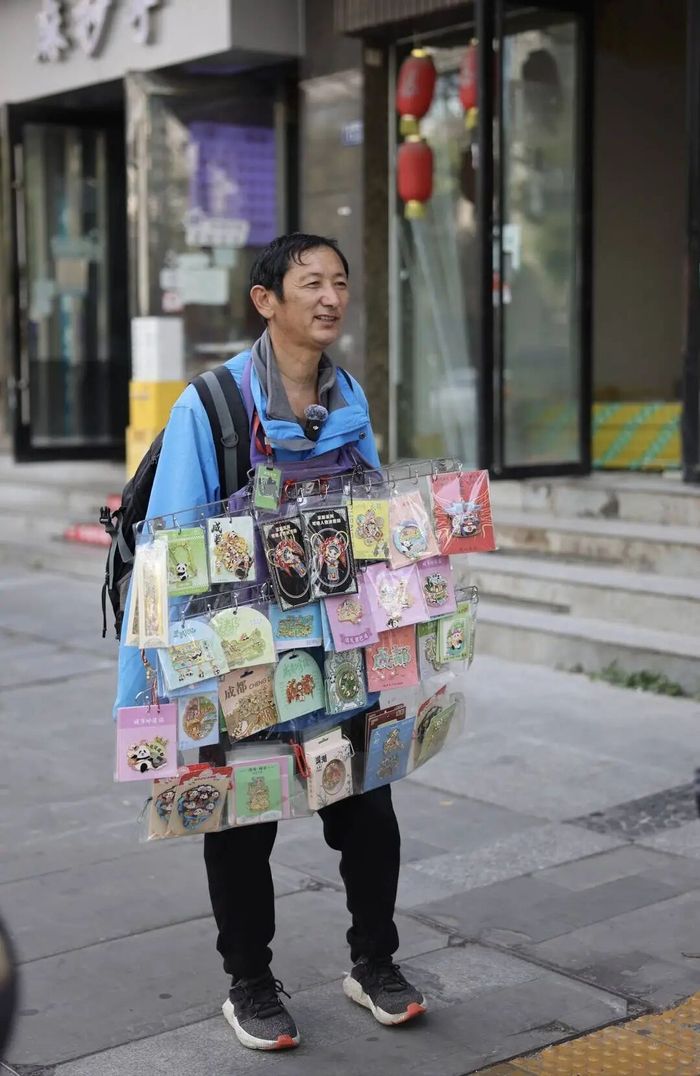 大叔正在售卖冰箱贴