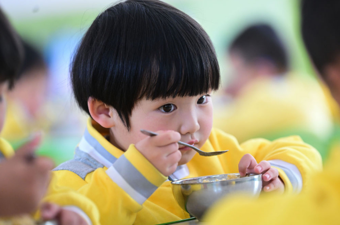▲在青海省海北藏族自治州祁连县扎麻什乡中心幼儿园，小朋友在园内吃午饭。图/新华社