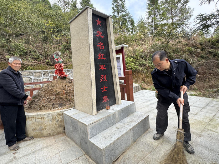 ▲7位瑞金籍无名红军烈士合葬墓。摄影｜江西日报全媒体记者童梦宁