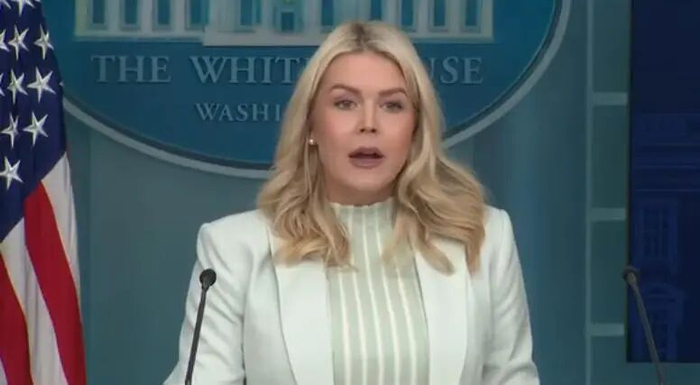 △25日，白宫新闻秘书莱维特举行新闻发布会。