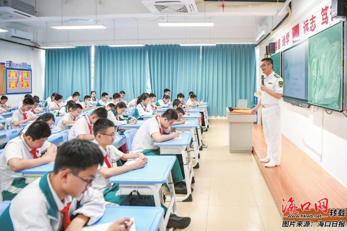 3月25日，海南华侨中学心理健康副校长走进教室为学生答疑解惑。记者 苏弼坤 摄