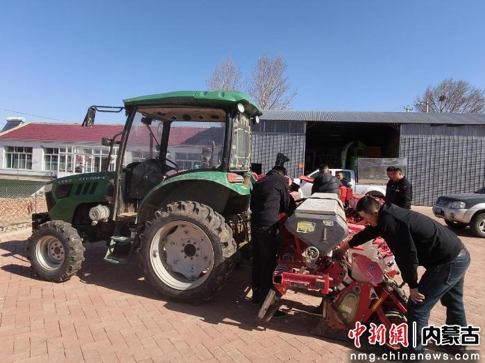 库伦旗恩合农机专业合作社的社员们正忙着检修农机具。阿拉木斯 摄