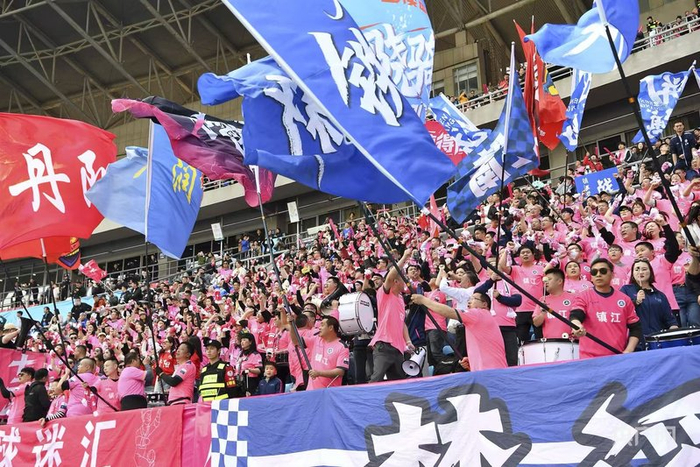 “苏超”友谊赛江苏镇江队VS湖南永州队(央广网记者 吕倩媛 摄)