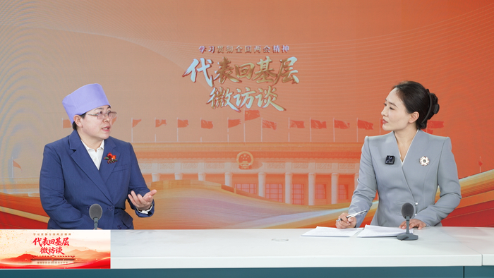 马慧娟做客红寺堡区融媒体中心直播间，通过县电视台向基层群众宣讲全国两会精神。