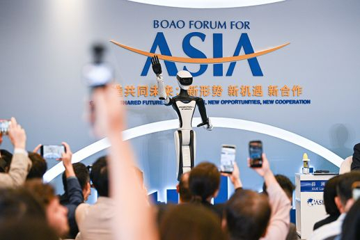 3月25日在博鳌亚洲论坛“人形机器人的进阶与飞跃”分论坛上拍摄的机器人。新华社记者 蒲晓旭 摄