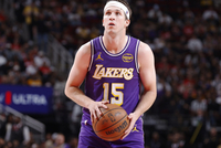 外线哑火！里夫斯半场8投仅2中拿到7分5助3断 三分3中0