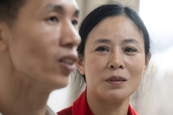 李林、李鑫姐弟在一起回忆往事。新华社记者 肖艺九 摄