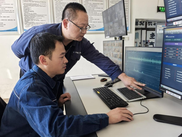▲ 崔健正在指导胡晓峰分析CMS系统振动波形数据。