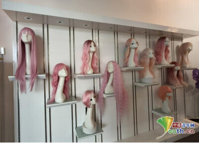 展厅内假发陈列。中国青年网见习记者王煜鑫 摄