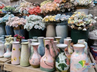 古镇街内随处可见的瓷器。中国青年网见习记者王煜鑫 摄