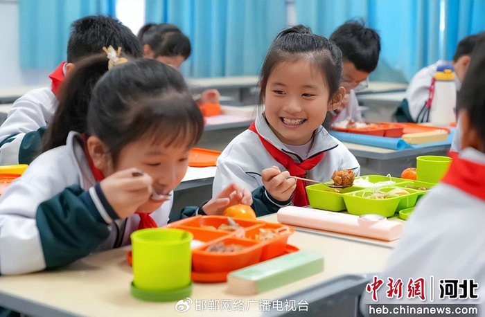 图为学生正在津津有味品尝营养午餐。 王倩倩 摄