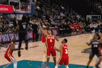 蹦真高！詹金斯突破抛传 奥萨尔底线空切起飞单手空接暴扣！