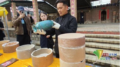 师傅检验钧窑成品。中国青年网见习记者王煜鑫 摄