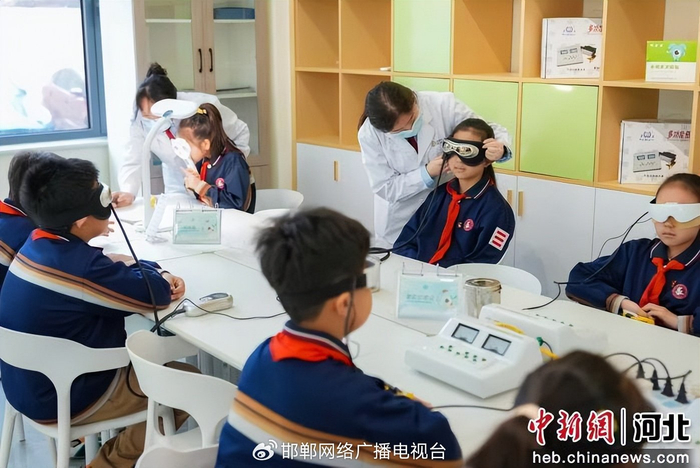 图为医护人员正在为学生进行眼部按摩护理。 王倩倩 摄