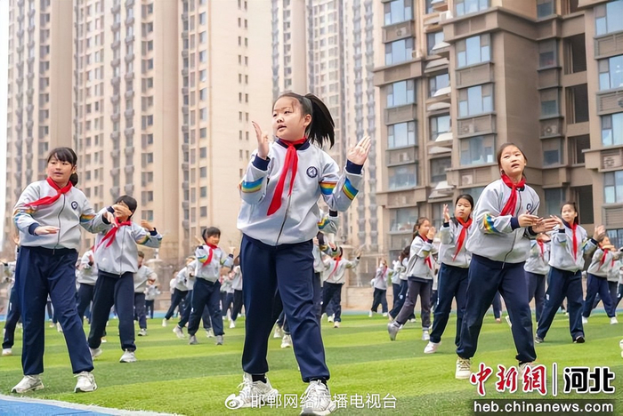 图为学生正在操场跳成语操。 王倩倩 摄