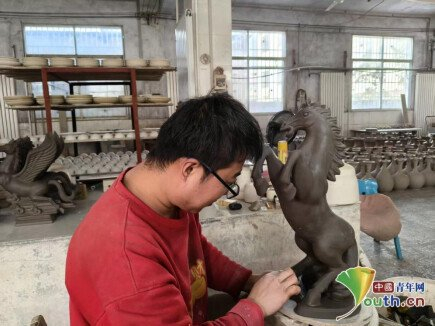 坪山钧窑内师傅正在完善坯体。中国青年网见习记者王煜鑫 摄