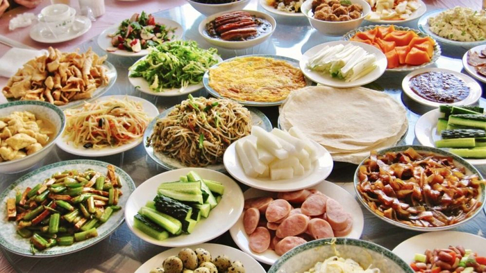 昌平十三陵镇康陵村的春饼宴。新华社发