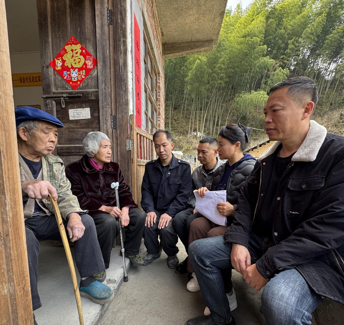 ▲高六月夫妇（左一、二）和儿子黄高凯（左三）讲述父亲高树魁生前救助7位红军战士情况。摄影｜李晋