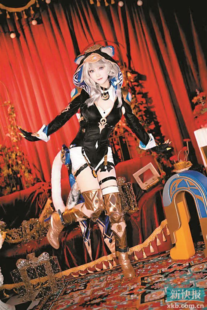 ■资深Coser烟火会在自己的摄影棚拍摄Cosplay正片。