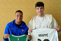 皇马系碰面！乌戈·冈萨雷斯与足坛巨星姆巴佩两人交换球衣