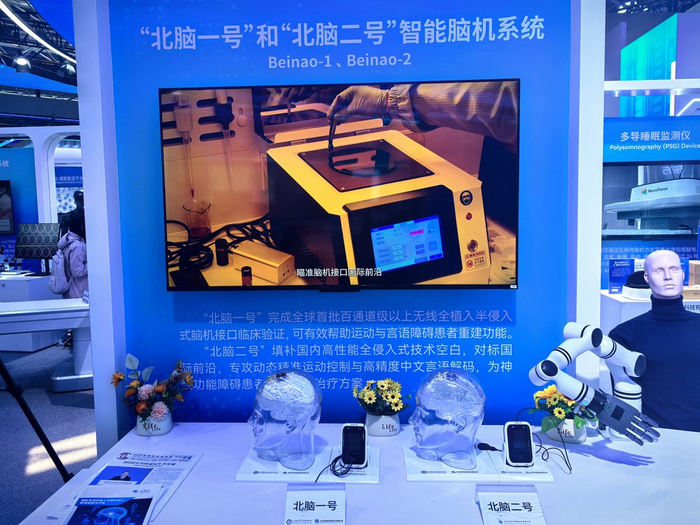 已投入临床医学应用的脑机接口（记者唐婧  摄）